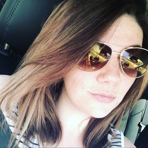 Meet your Posher, Adrienne